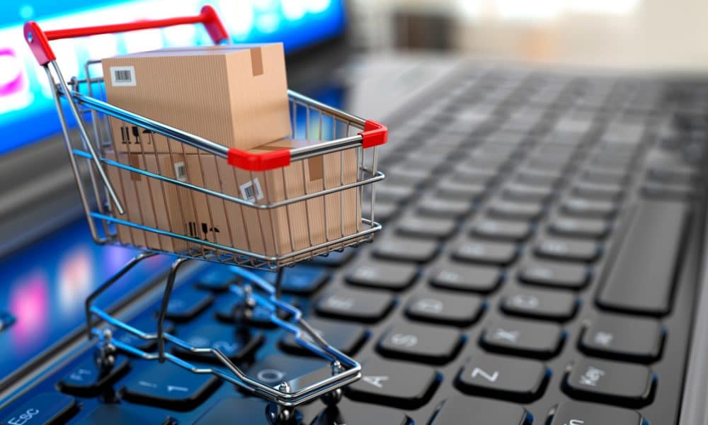 Mini-carrinho de compras sobre um teclado de notebook