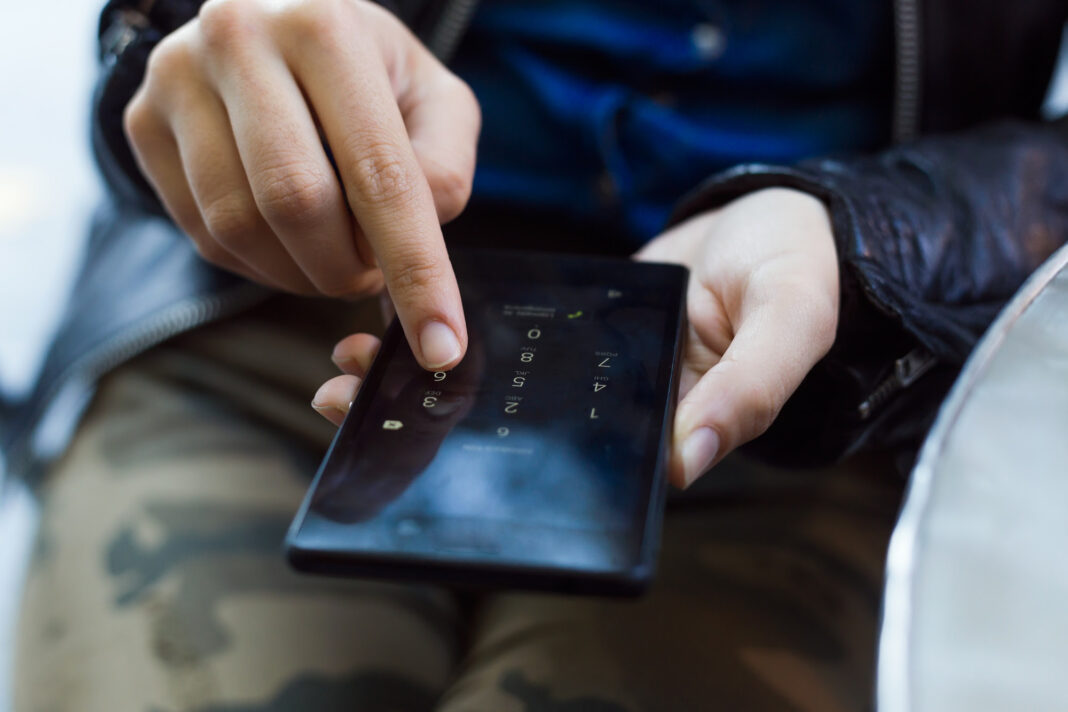 Mulher digitando em smartphone