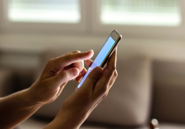 Homem usando smartphone