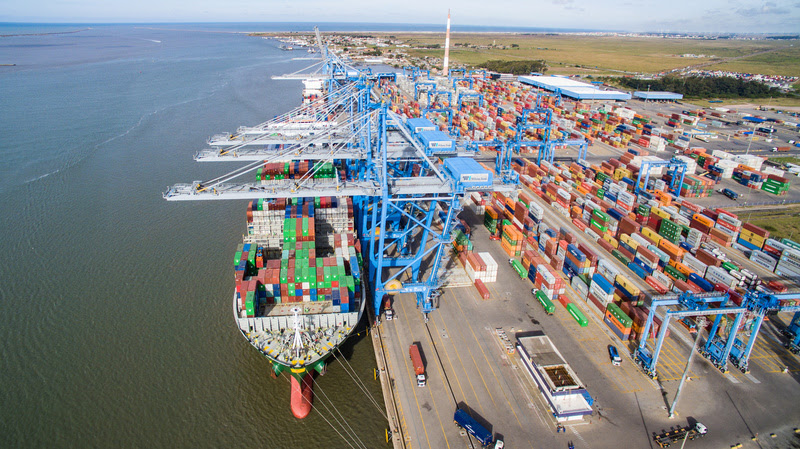 Navio atracado no porto