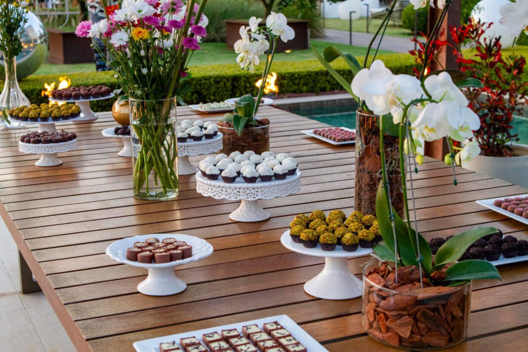 Mesa decorada com itens da Cacau Show
