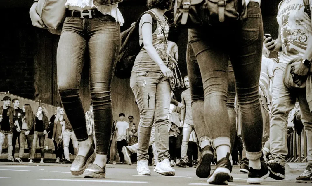Pessoas caminhando