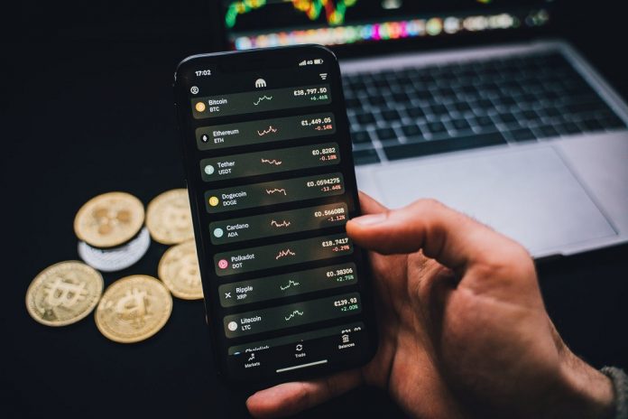 Celular com aplicativo de finanças ativo