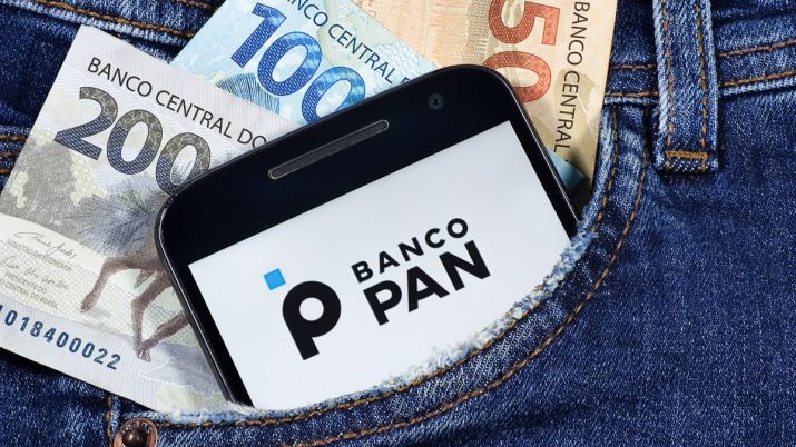 Celular com aplicativo do Banco Pan