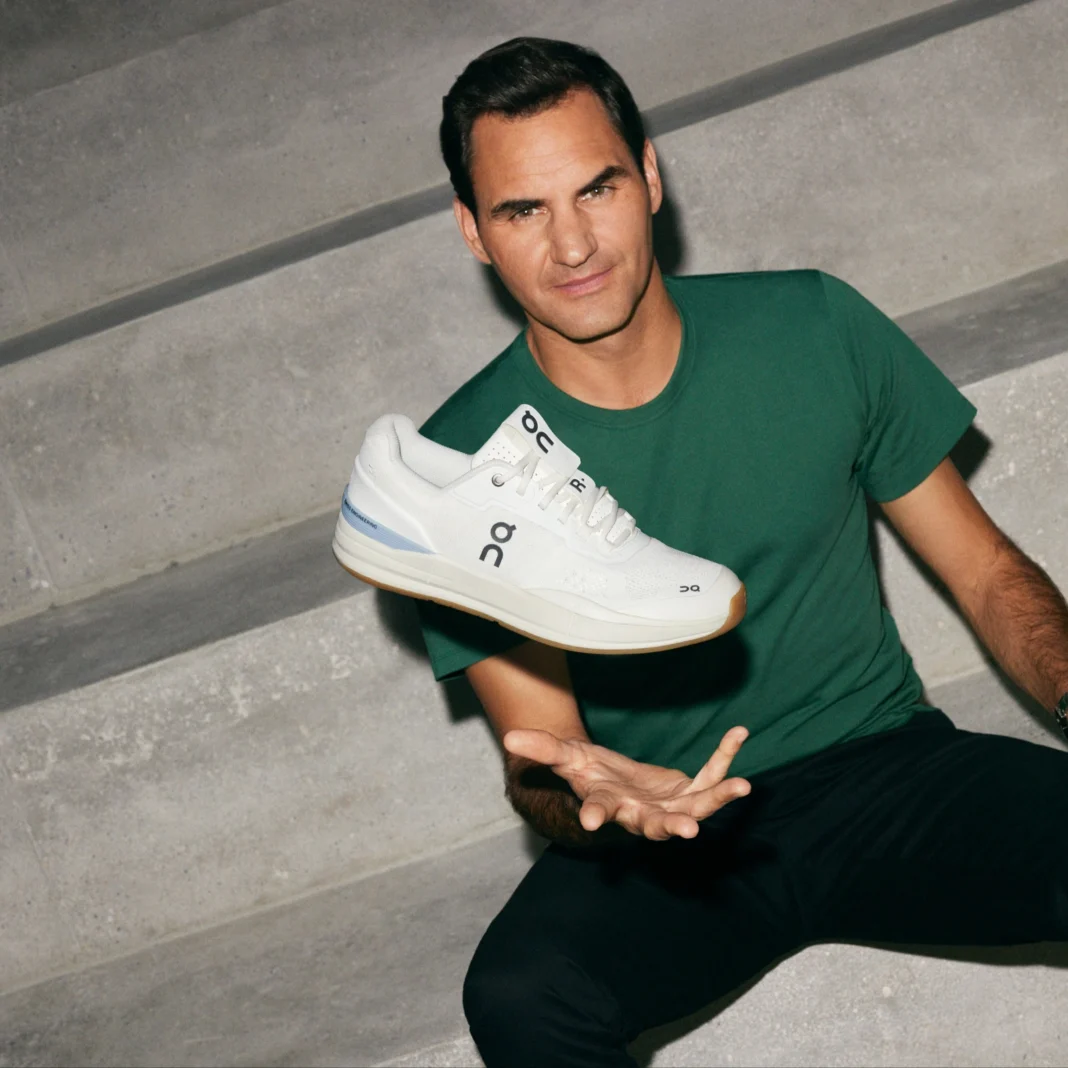 Roger Federer com tênís On nas mãos