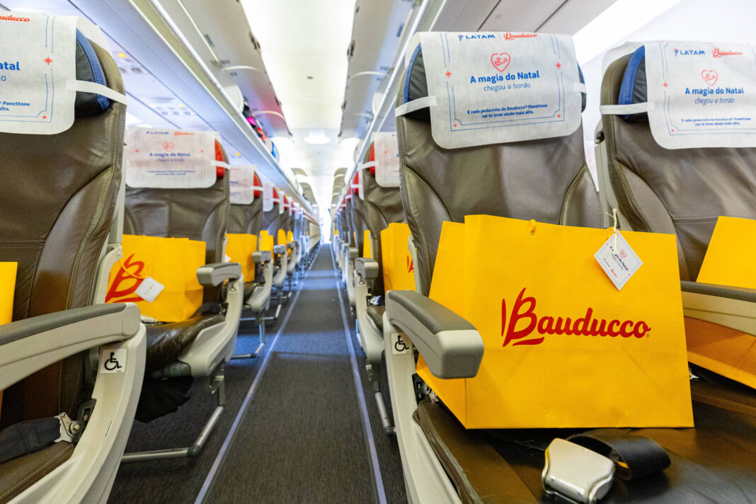 Aeronave ornada com paramentos da Bauducco