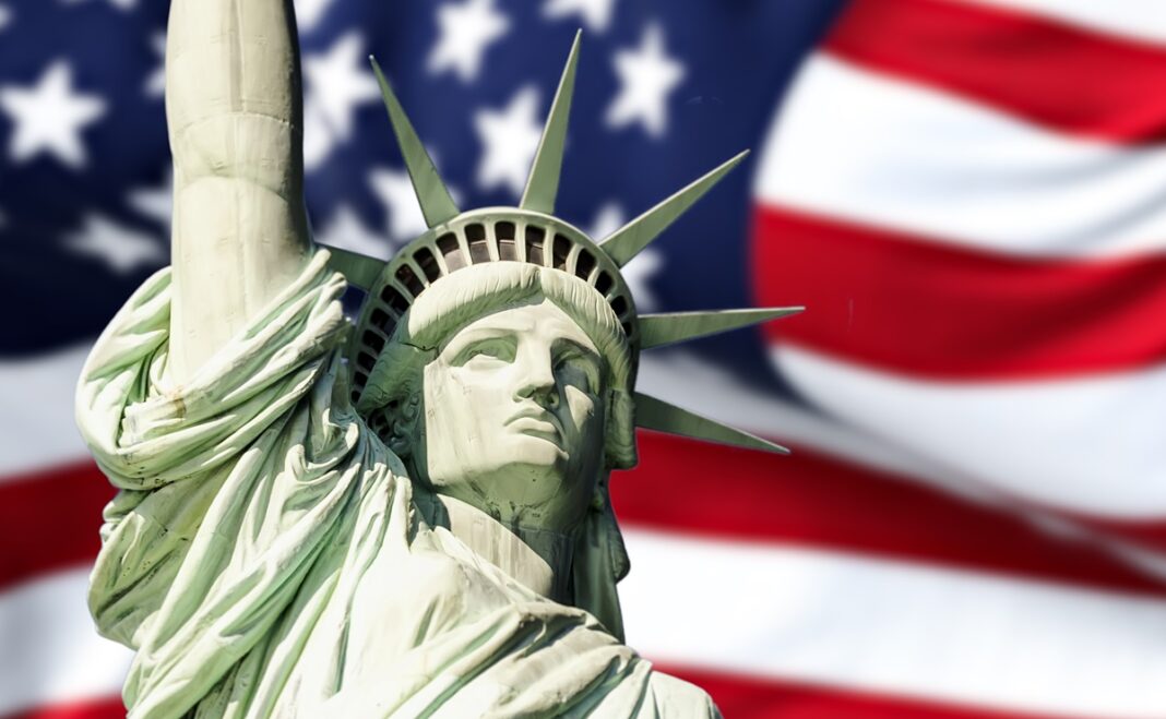 Estatua da liberdade sobre bandeira dos USA