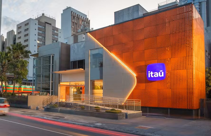 Fachada de agência Itaú