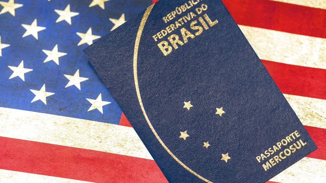 Passaporte brasileiro sobre bandeira dos EUA