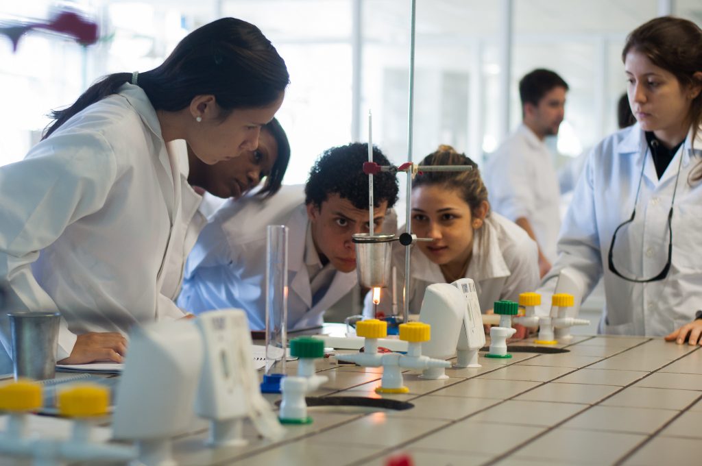 Estudantes em laboratório