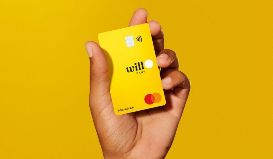 Homem segurando cartão do Will Bank