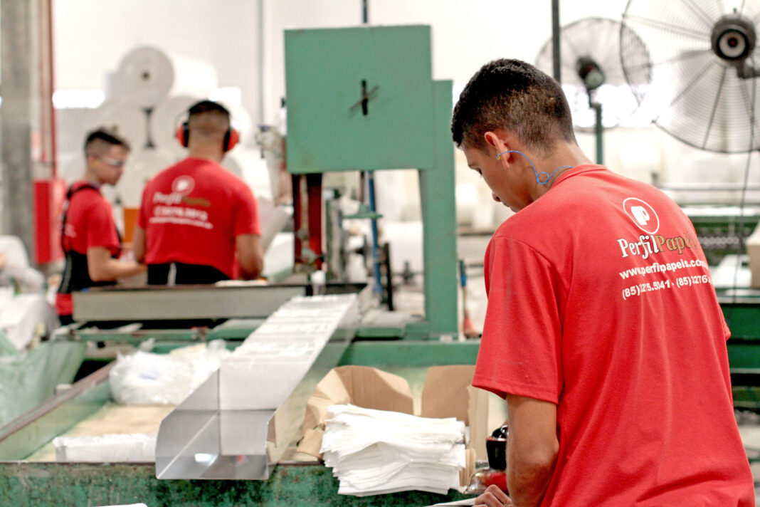 Trabalhadores em linha de montagem