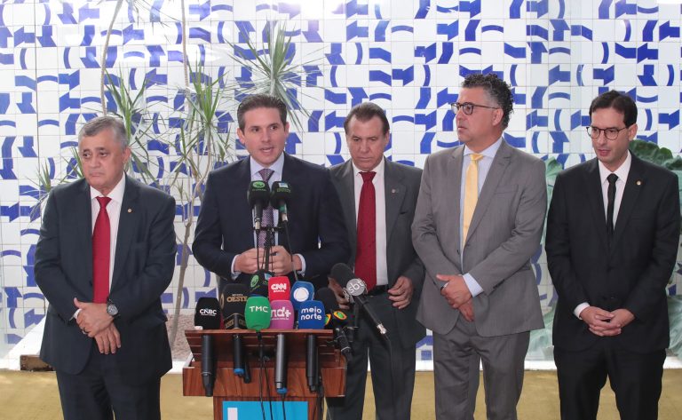 Parlamentares falando sobre a redução da jornada de trabalho