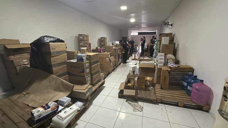 Fiscais da Anvisa apreendendo medicamentos