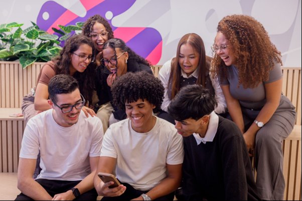 Jovens reunidos em torno de um smartphone