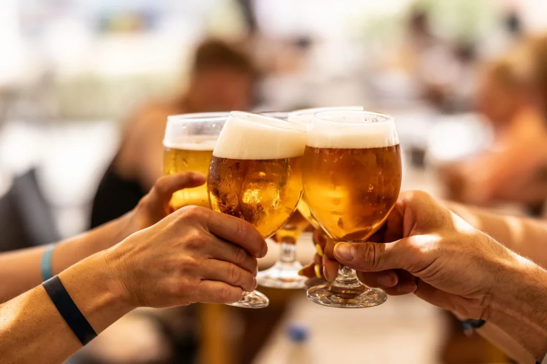 Pessoas brindando com cerveja