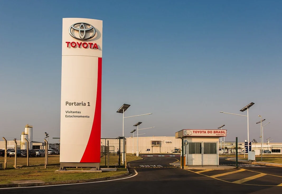 Entrada da fábrica da Toyota