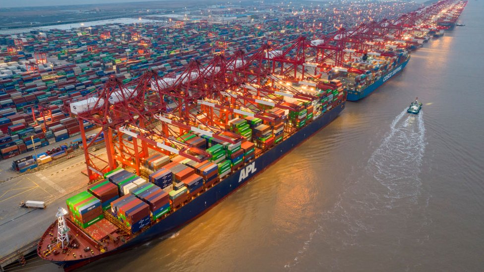 Cargueiro e terminal de conteiners na China