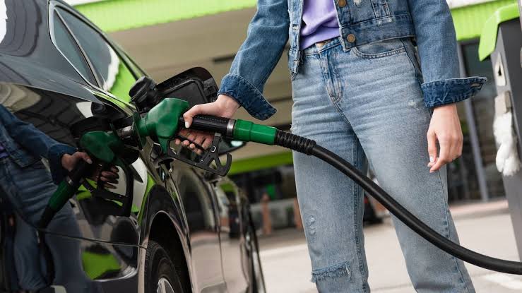 Carro sendo abastecido em posto de gasolina