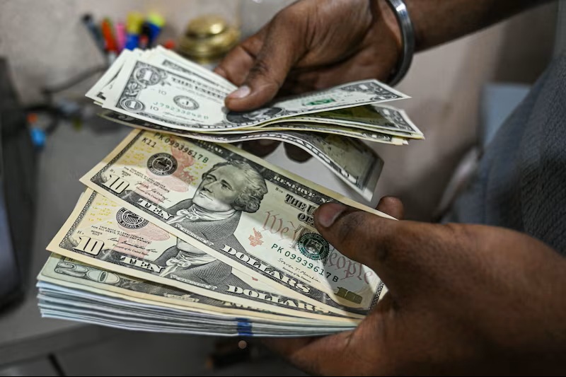 Homem contando céduals de dolar.