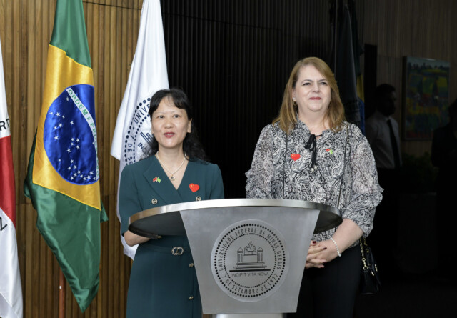 As professoras Cui Guangying (China) e Miriam Mansur (Brasil)