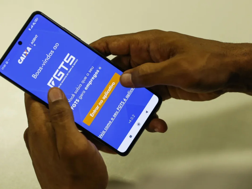 Homem consultando FGTS no app