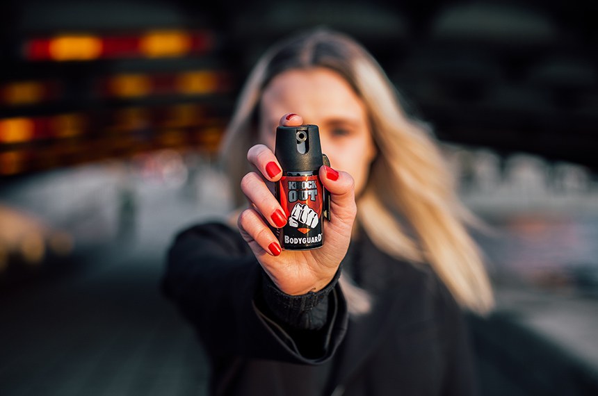 Mulher com spray de pimenta
