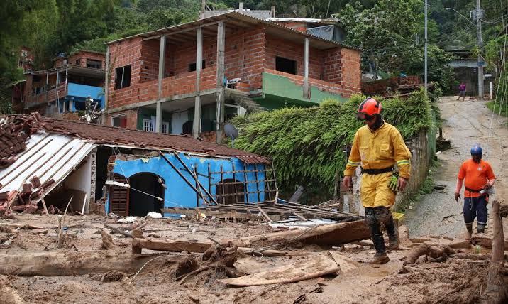 Bombeiros e socorristas em cena de desastre natural