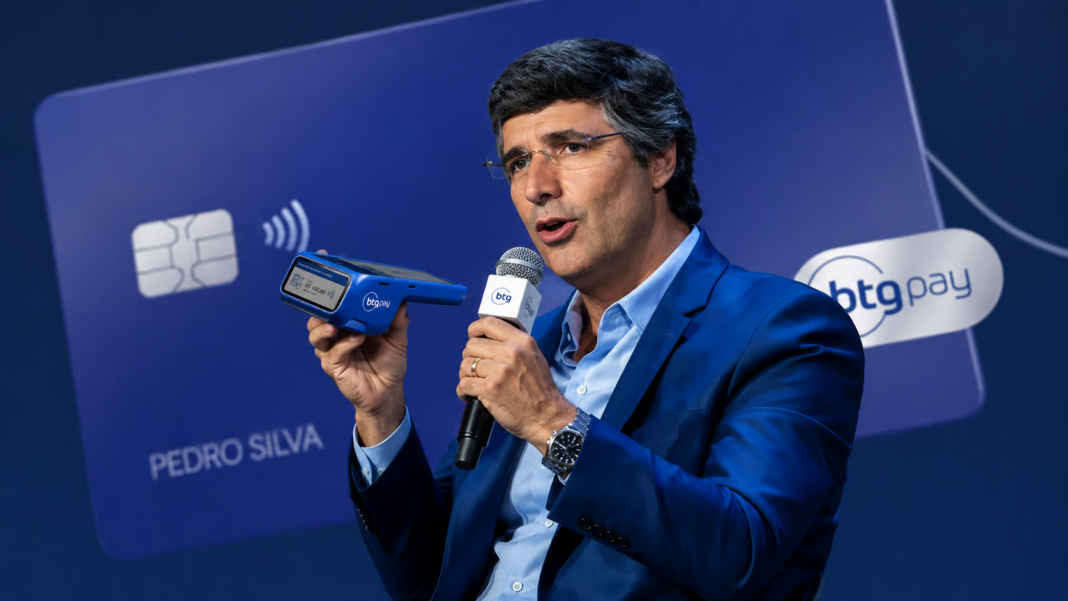 André Esteves com máquina de pagamentos