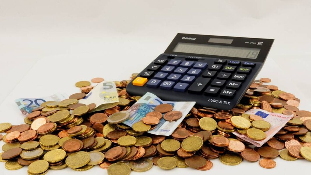 Calculadora sobre montanha de moedas