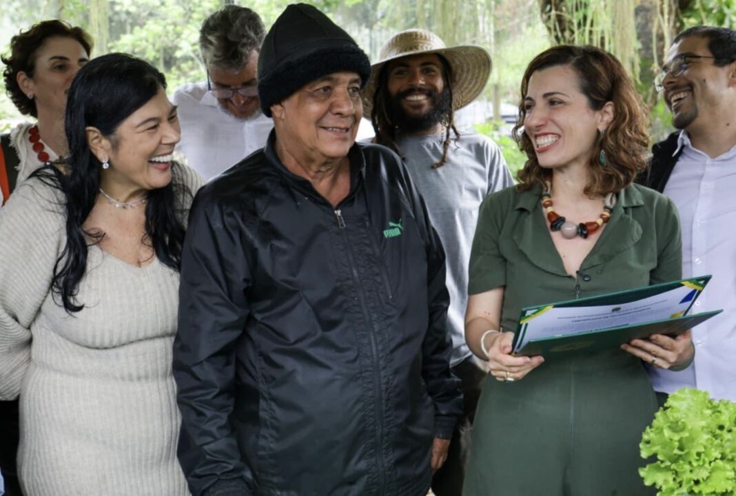 Zeca Pagodinho sendo homenageado