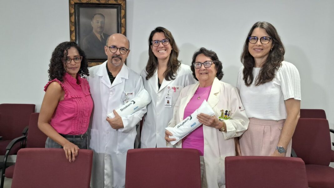 Reprsentantes da Braskem e Hospital Aristides Maltez
