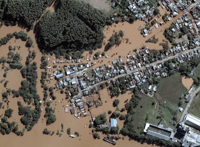 Vista aérea de zona urbana inundada